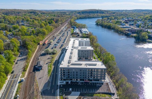 Haverhill Apartment | Landing | Modern Studio, Pool, Gym