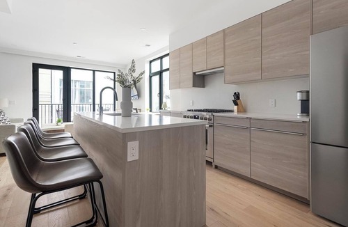 Mount Vernon Square Apartment | Landing | Stunning 2BD in Logan Circle