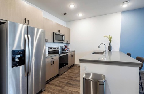 Coraopolis Apartment | Landing | Stylish 1BD, Courtyard, Gym