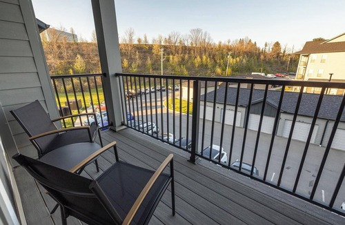Coraopolis Apartment | Landing | Stylish 1BD, Courtyard, Gym