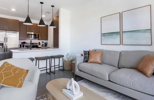 Richmond Apartment | Landing | Stylish 1BD, Gym, Pool