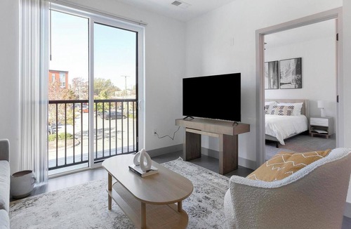 Richmond Apartment | Landing | Stylish 1BD, Gym, Pool