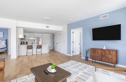 Hackensack Apartment | Landing | Stylish 2BD, Gym, Pool