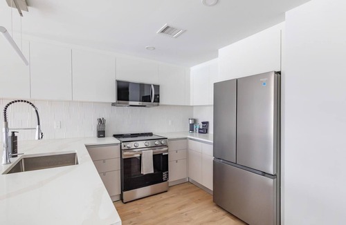 Hackensack Apartment | Landing | Stylish 2BD, Gym, Pool