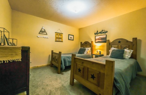 Eureka Cabin | Larch Lodge – 3 BDR Secluded Log Cabin & Pet Friendly!