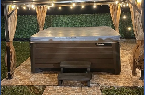 Hallandale Beach House | Large 10 person lake front 4-bedroom Jacuzzi home in Hallandale Beach
