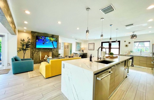 Lauderdale Beach House | Large 4-bedroom home-Downtown-Heated Pool-across the street from the beach
