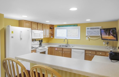 Wildwood Crest Condo | Large beach front/pool side condo 3bedroom 2bath Summer Sands in Wildwood Crest.