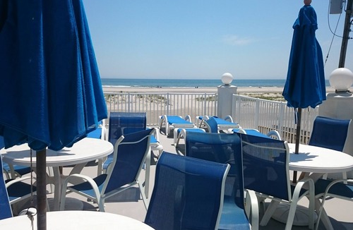 Wildwood Crest Condo | Large beach front/pool side condo 3bedroom 2bath Summer Sands in Wildwood Crest.