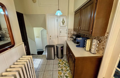 Amsterdam House | Large English Tudor offering 3 generous floors of living space - Belmont/Travers