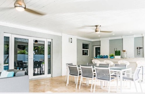 Hollywood Hills House | LARGE ESTATE B-BALL/POOL HOME + b- ball court , oversized pool