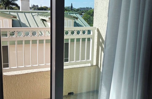 Boynton Beach Condo | Larger 1 bdrm 1.5 bath! Casa Costa 3/4mi beach pool/gymBoynton Beach 2queenbds