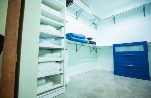 Riverside Park House | Las Tortugas Modern Oasis Getaway Many Amenities