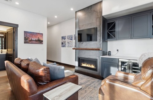 Whitefish Ski Chalet | Last Chair Lair - Ski-in Ski-out Chalet w/ hot tub, ski locker & fitness center!