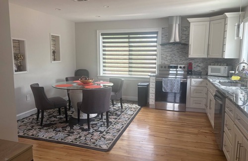 Salisbury Apartment | Last minute booking!Luxury apartmentWithporch close to Salisbury beach. Sleep 6.