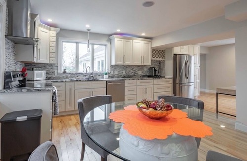 Salisbury Apartment | Last minute booking!Luxury apartmentWithporch close to Salisbury beach. Sleep 6.