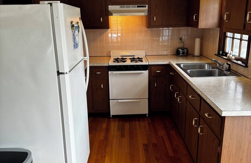 West Dennis Cottage | Last minute Cape cod rental Bikes, Beach ,ac ,laundry ,ping pong table