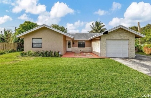 North Lauderdale House | Lauderdale Luxe Retreat 4-bedroom house with AC in lovely North Lauderdale