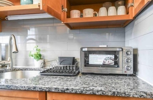 Newark Hotel | Lavish 3Bed Apt ! Free Gated Parking! 30 min NYC!