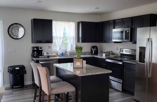Milford House | Lee's Place Brand New 2BR Townhouse w/free parking