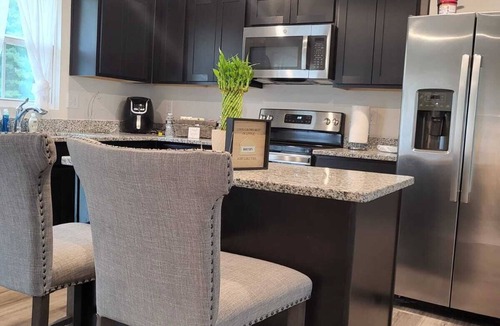 Milford House | Lee's Place Brand New 2BR Townhouse w/free parking