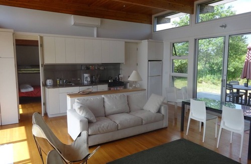 Chilmark House | Light and airy modern holiday cottage with access to private beach