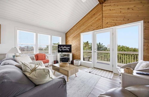 Brigands' Bay House | Light-filled canal front home w/deck, washer/dryer, private hot tub, central A/C