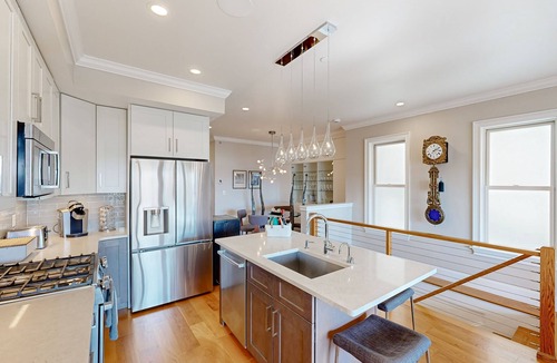 Jeffries Point Condo | Light-filled condo near airport and city with AC, W/D, patio, balcony, & hot tub
