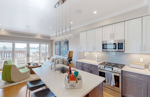 Jeffries Point Condo | Light-filled condo near airport and city with AC, W/D, patio, balcony, & hot tub