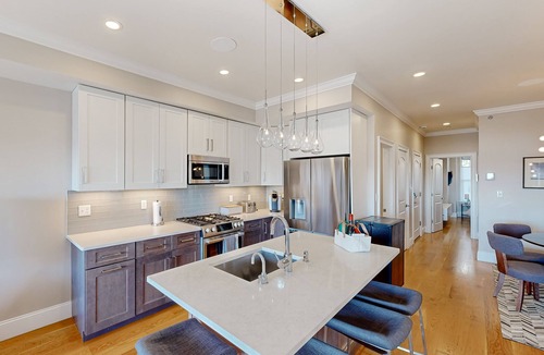 Jeffries Point Condo | Light-filled condo near airport and city with AC, W/D, patio, balcony, & hot tub