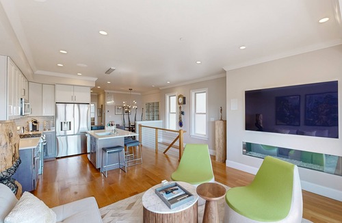 Jeffries Point Condo | Light-filled condo near airport and city with AC, W/D, patio, balcony, & hot tub