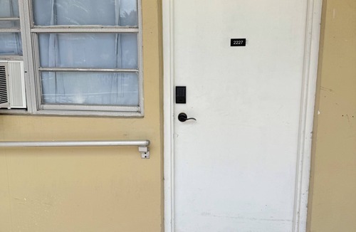 Hallandale Beach Condo | Lil Vacays 2 Queen Room Walk to Beach