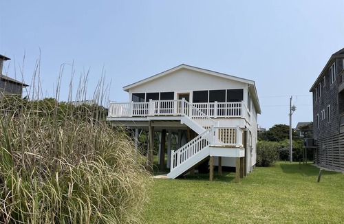 Hatteras Cottage | Lilly's Pad is a Classic Beach Box in Hatteras located one back from the beach!
