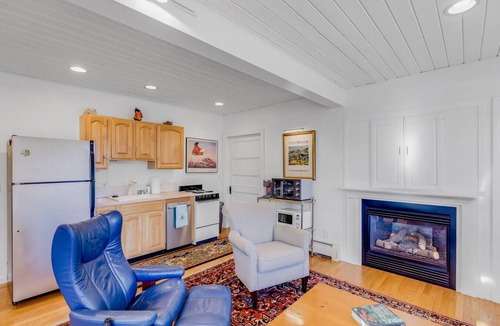 Newburyport Villa | Linden Tree Carriage House: walk to charming downtown, lovely yard