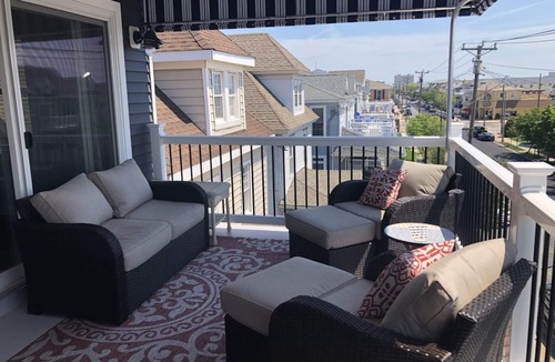North End House | Linens included for Jan, Feb, March, April, Nov Dec new bookings- 8 BR 4 Bath
