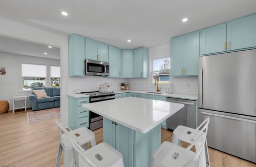 Villas House | Linens Included. Family Friendly. Outdoor TV and Shower. King Bed in Main BR