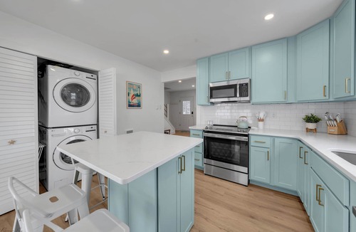 Villas House | Linens Included. Family Friendly. Outdoor TV and Shower. King Bed in Main BR