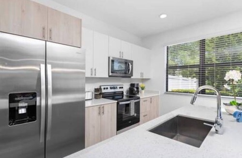 Survey Creek House | Lion's Den: Luxurious 2/2.5 Resort Townhouse