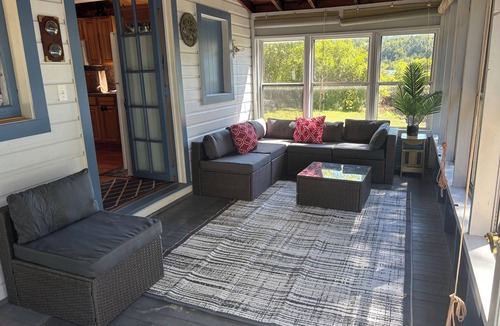 Ilion House | Little lake house, quiet cozy