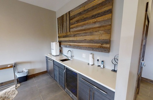Edray House | Lively 8BR Mountain Home perfect for groups! by RedAwning