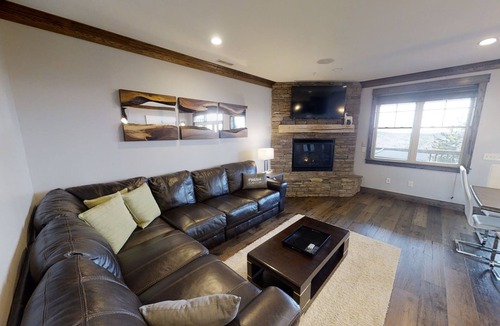 Edray House | Lively 8BR Mountain Home perfect for groups! by RedAwning
