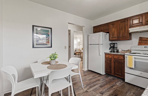 Newark Apartment | Local Discounts!- The Lexington Suite