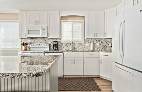 South End House | LOCATION LOCATION South End Beach Retreat! STEPS TO BEACH!
