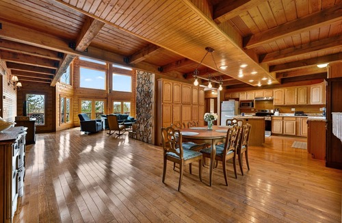 Rileyville Cabin | Log Cabin w Fireplace, Screened Porch, Deck & WiFi