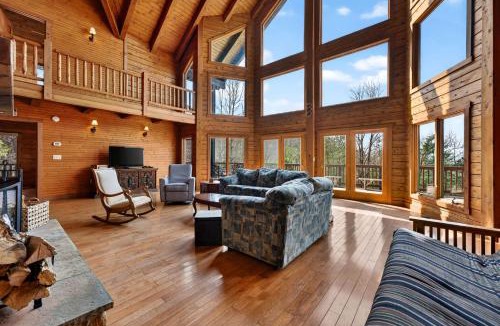 Rileyville House | Log Cabin w Fireplace Screened Porch Deck & WiFi