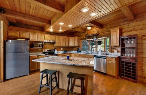 Rileyville House | Log Cabin w Fireplace Screened Porch Deck & WiFi