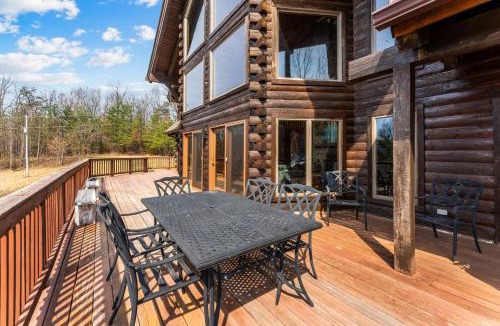 Rileyville House | Log Cabin w Fireplace Screened Porch Deck & WiFi
