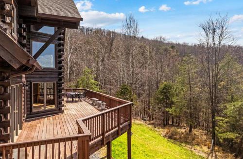 Rileyville House | Log Cabin w Fireplace Screened Porch Deck & WiFi