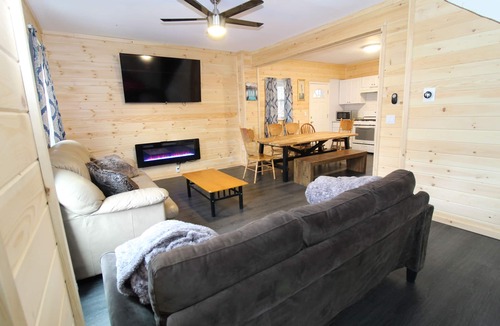 Tannersville Cabin | Log Cobin/w Private Pool and Hot tub Just 10 Mins from Hunter Moutain