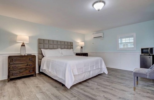 Surf City Hotel | Loggerhead Inn & Suites - King Room in hotel in Surf City, North Carolina